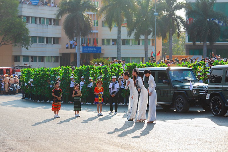 Hoa hậu Tiểu Vy, Hoa hậu Liên lục địa Bảo Ngọc, Á hậu Hoàng My trao đến các em thiếu nhi những món quà đặc biệt