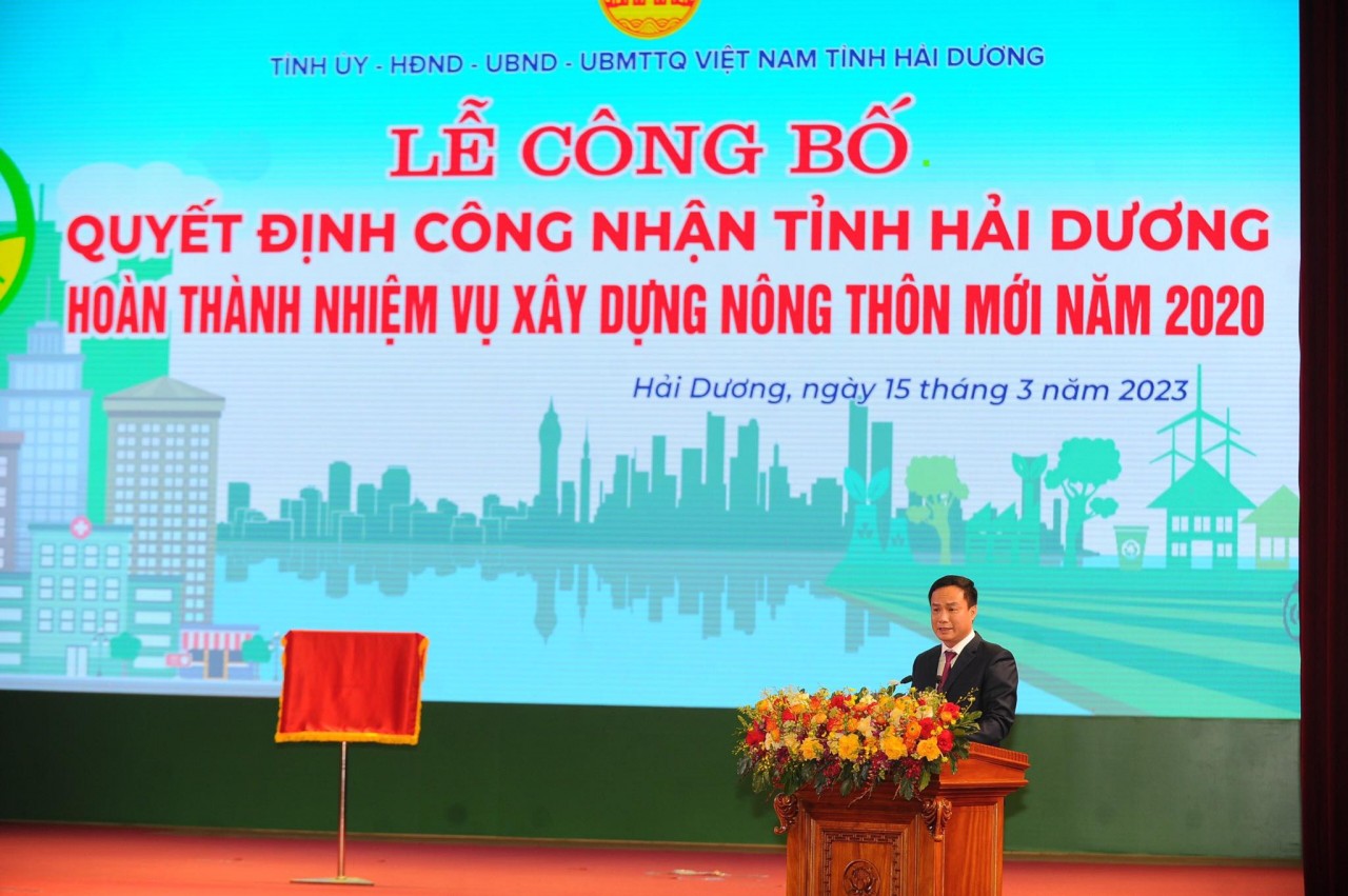 Chủ tịch UBND tỉnh Hải Dương Triệu Thế Hùng báo cáo về kết quả thực hiện Chương trình mục tiêu quốc gia xây dựng nông thôn mới của tỉnh. Chủ tịch UBND tỉnh Hải Dương Triệu Thế Hùng báo cáo về kết quả thực hiện Chương trình mục tiêu quốc gia xây dựng nông thôn mới của tỉnh.