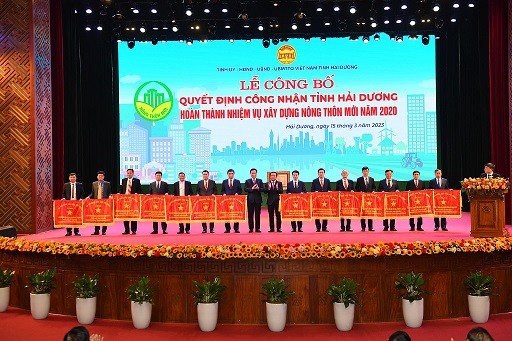 Đồng chí Trần Đức Thắng, Ủy viên Trung ương Đảng, Bí thư Tỉnh ủy và đồng chí Triệu Thế Hùng, Chủ tịch UBND tỉnh Hải Dương trao cờ thi đua cho các đơn vị xuất sắc. Đồng chí Trần Đức Thắng, Ủy viên Trung ương Đảng, Bí thư Tỉnh ủy và đồng chí Triệu Thế Hùng, Chủ tịch UBND tỉnh Hải Dương trao cờ thi đua cho các đơn vị xuất sắc.