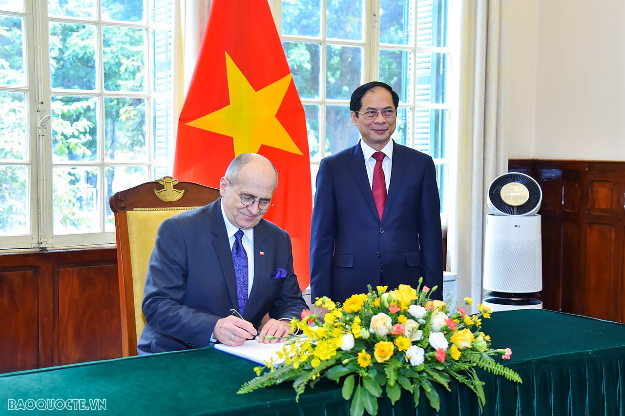 Bộ trưởng Ngoại giao Bùi Thanh Sơn đón, hội đàm với Bộ trưởng Ngoại giao Ba Lan Zbigniew Rau