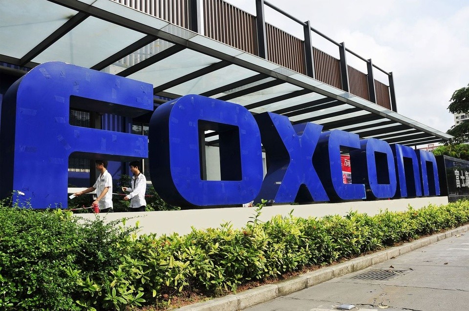Logo Foxconn trước cơ sở tại Thâm Quyến (Trung Quốc). Ảnh: AP. Logo Foxconn trước cơ sở tại Thâm Quyến (Trung Quốc). Ảnh: AP.