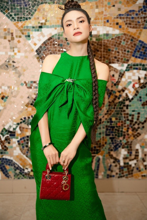 Ca sĩ Phạm Phương Thảo kết hợp hiệu quả trang phục truyền thống và túi hàng hiệu cao cấp