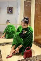 Ca sĩ Phạm Phương Thảo kết hợp hiệu quả trang phục truyền thống và túi hàng hiệu cao cấp