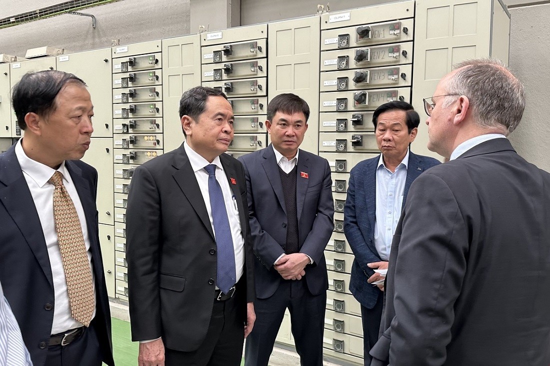 Phó Chủ tịch thường trực Quốc hội Trần Thanh Mẫn tiếp lãnh đạo Tập đoàn Acciona và thăm một nhà máy lọc nước thải của tập đoàn này ở ngoại ô thủ đô Madrid. (Nguồn: TTXVN)