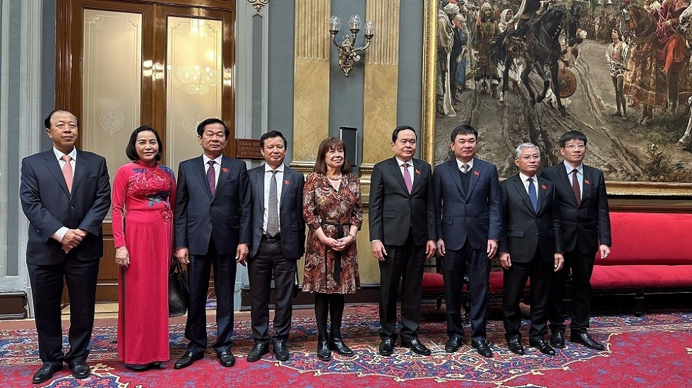 Phó Chủ tịch thường trực Quốc hội Trần Thanh Mẫn và Phó Chủ tịch Thượng viện Tây Ban Nha Cristina Narbona chụp ảnh chung với các đại biểu. (Nguồn: TTXVN)