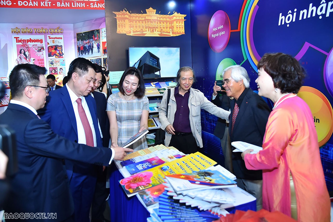 Các đại biểu thăm gian hàng báo chí ngành Ngoại giao. (Ảnh: Anh Sơn)