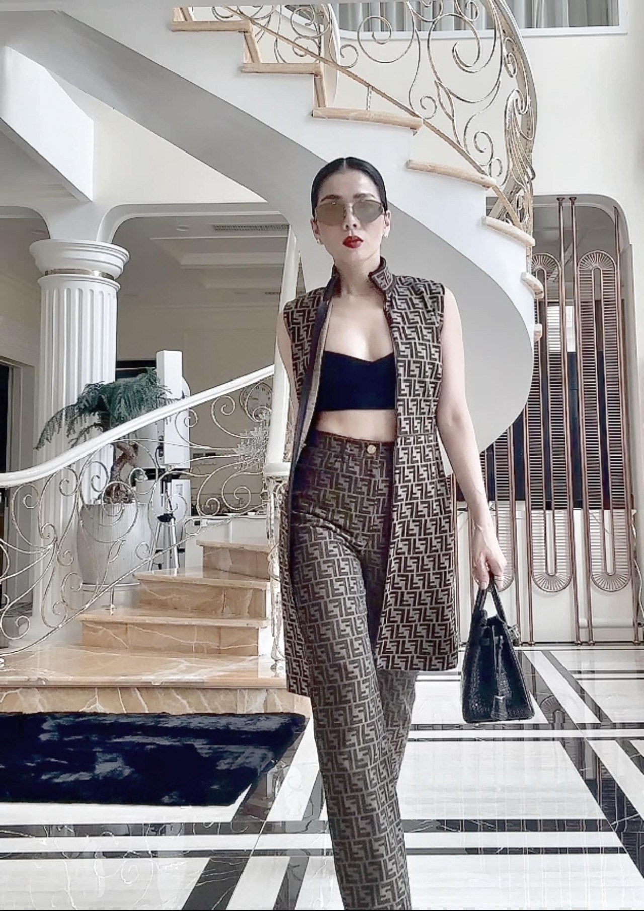 Ca sĩ Lệ Quyên khoe vóc dáng nuột nà