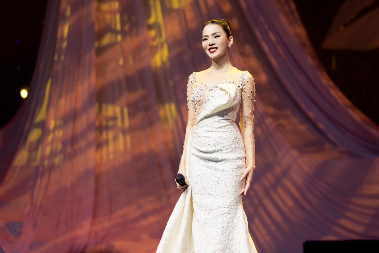 Ca sĩ Lệ Quyên khoe vóc dáng nuột nà