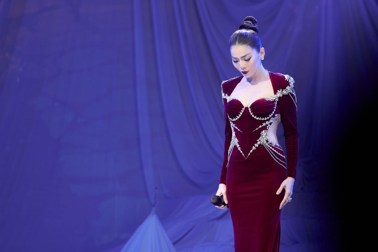 Ca sĩ Lệ Quyên khoe vóc dáng nuột nà