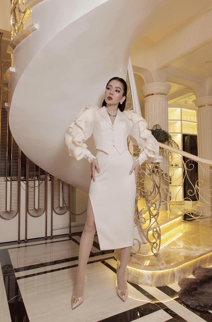 Ca sĩ Lệ Quyên khoe vóc dáng nuột nà