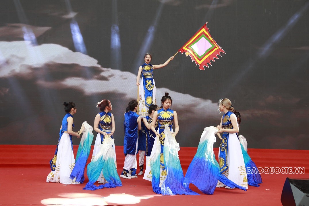 Sôi động 'Bước nhảy thanh niên'