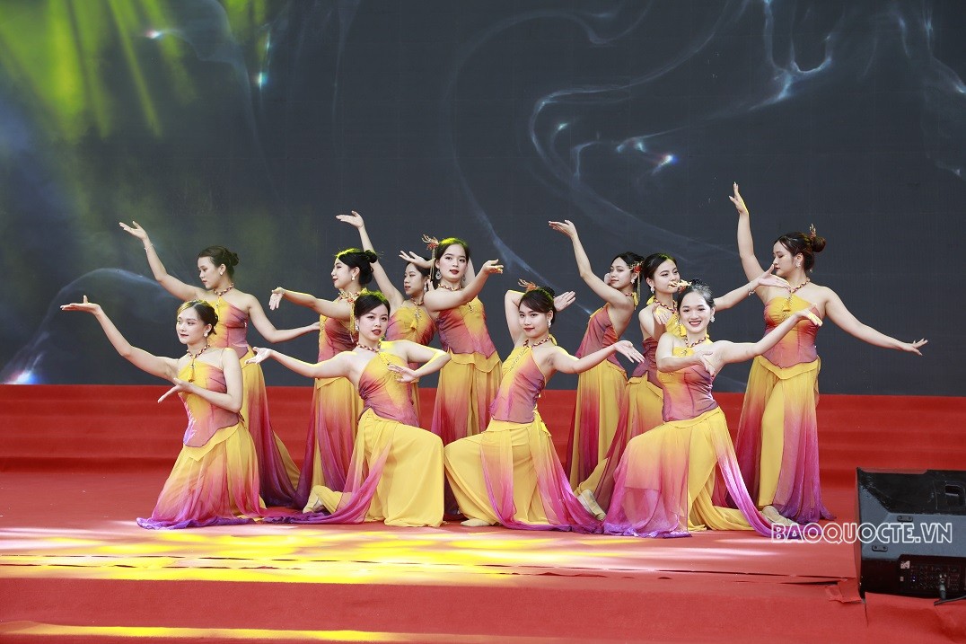 Sôi động 'Bước nhảy thanh niên'