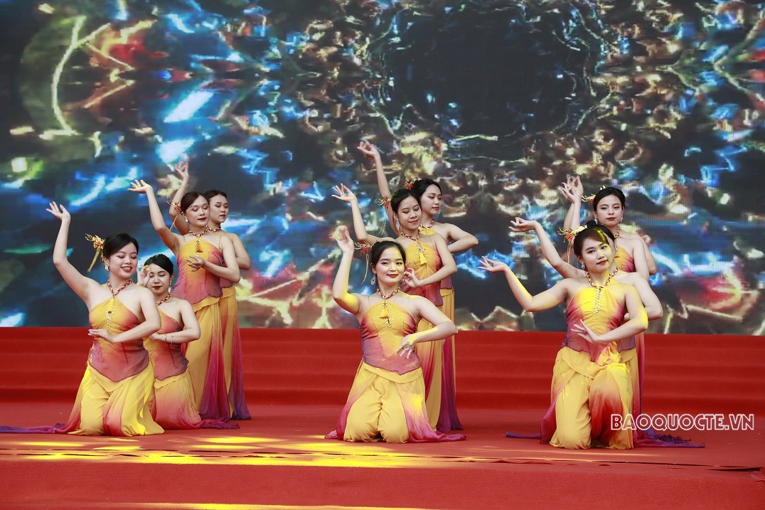 Sôi động 'Bước nhảy thanh niên'