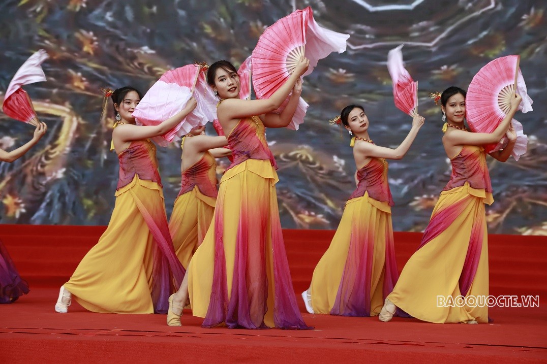 Sôi động 'Bước nhảy thanh niên'