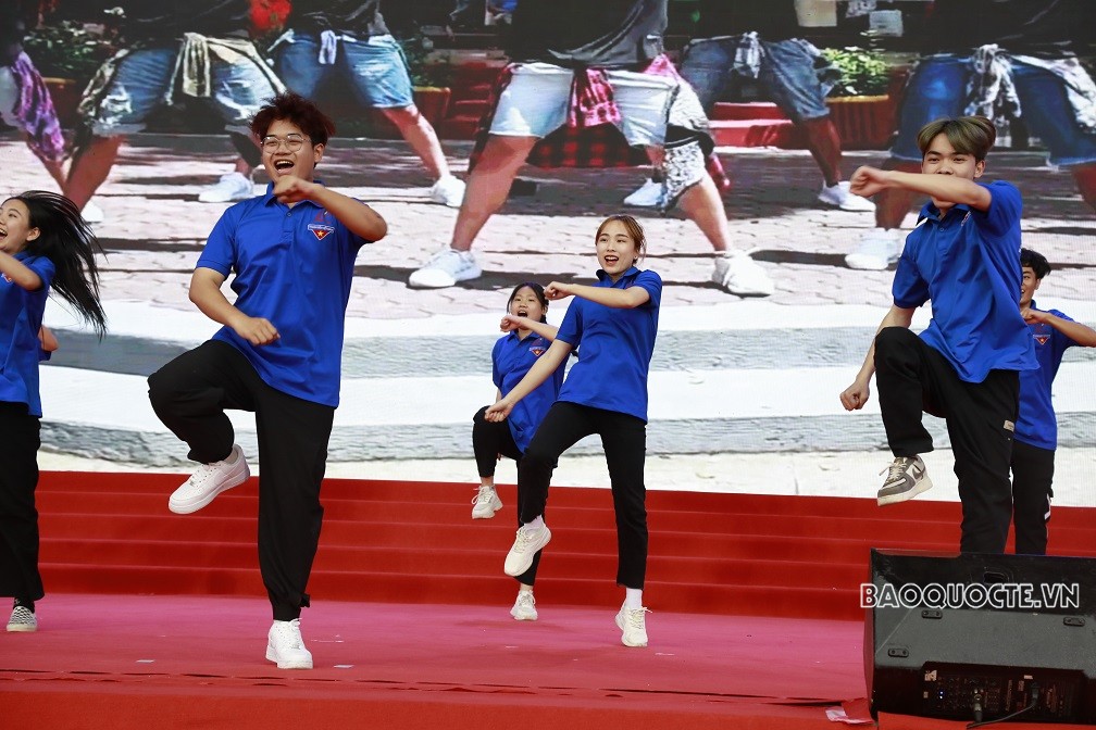 Sôi động 'Bước nhảy thanh niên'