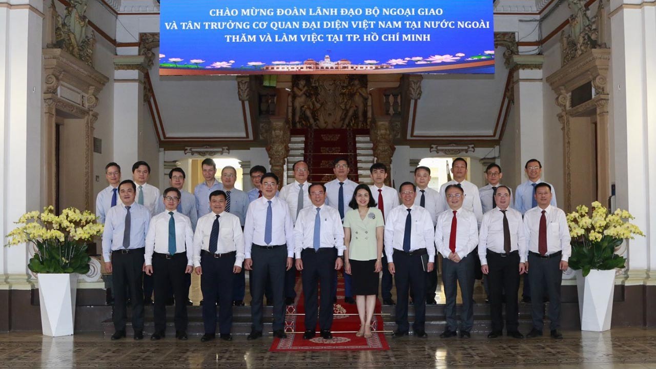 Đồng chí Nguyễn Văn Nên, Bí thư Thành ủy và đồng chí Phan Văn Mãi, Phó Bí thư Thành ủy, Chủ tịch TP Hồ Chí Minh tiếp Đoàn Trưởng Cơ quan đại diện Việt Nam tại nước ngoài nhiệm kỳ 2023-2026. Đồng chí Nguyễn Văn Nên, Bí thư Thành ủy và đồng chí Phan Văn Mãi, Phó Bí thư Thành ủy, Chủ tịch TP Hồ Chí Minh tiếp Đoàn Trưởng Cơ quan đại diện Việt Nam tại nước ngoài nhiệm kỳ 2023-2026.