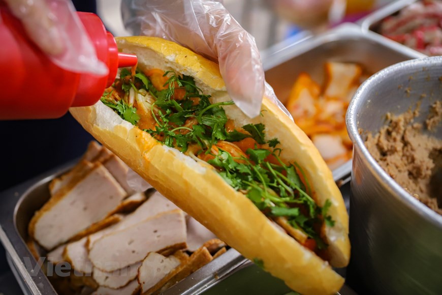 Mê mẩn món bánh mỳ Việt Nam - 'hoa hậu' trong làng ẩm thực đường phố