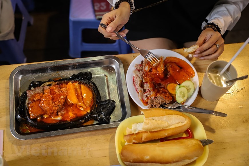 Mê mẩn món bánh mỳ Việt Nam - 'hoa hậu' trong làng ẩm thực đường phố