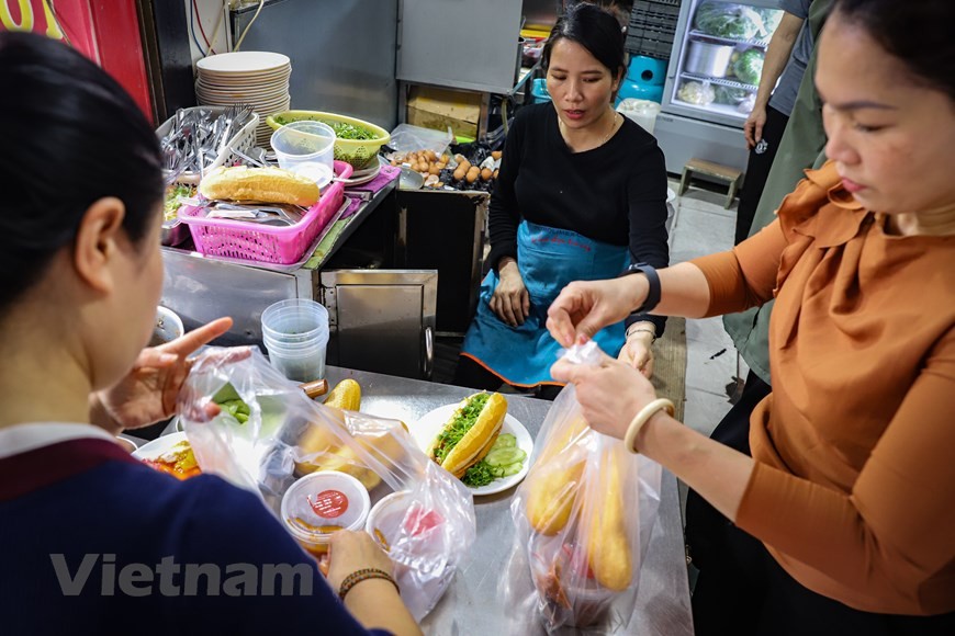 Mê mẩn món bánh mỳ Việt Nam - 'hoa hậu' trong làng ẩm thực đường phố
