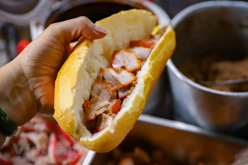 Mê mẩn món bánh mỳ Việt Nam - 'hoa hậu' trong làng ẩm thực đường phố