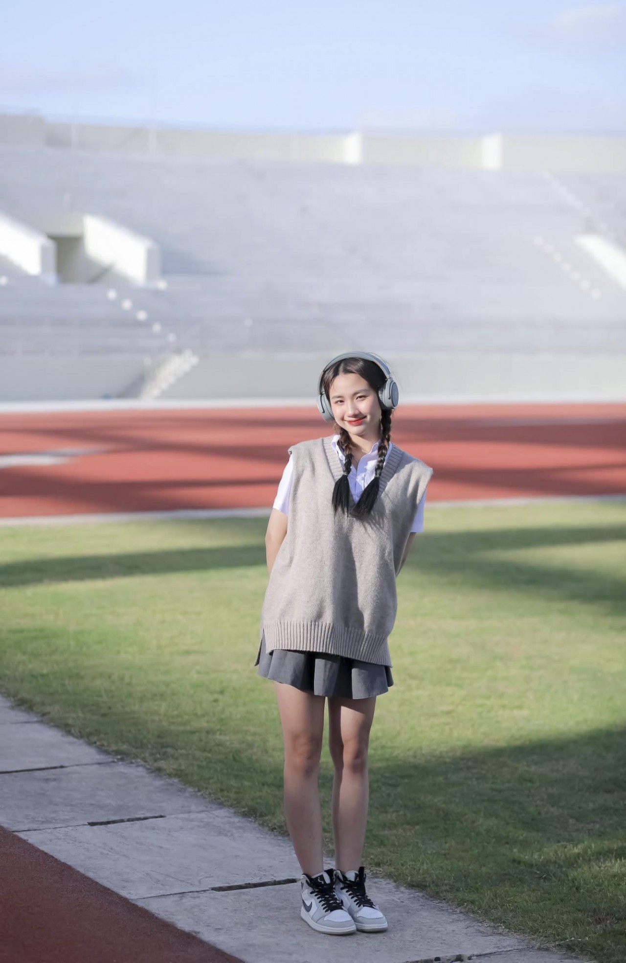 Nhiều hạng mục như mái che, khán đài, sân cỏ, đường piste... vừa được hoàn thiện nên khang trang, cảnh quan đẹp mắt, khiến du khách liên tưởng tới các sân vận động trong phim Hàn Quốc, Thái Lan (Ảnh: Hoàng Phúc)