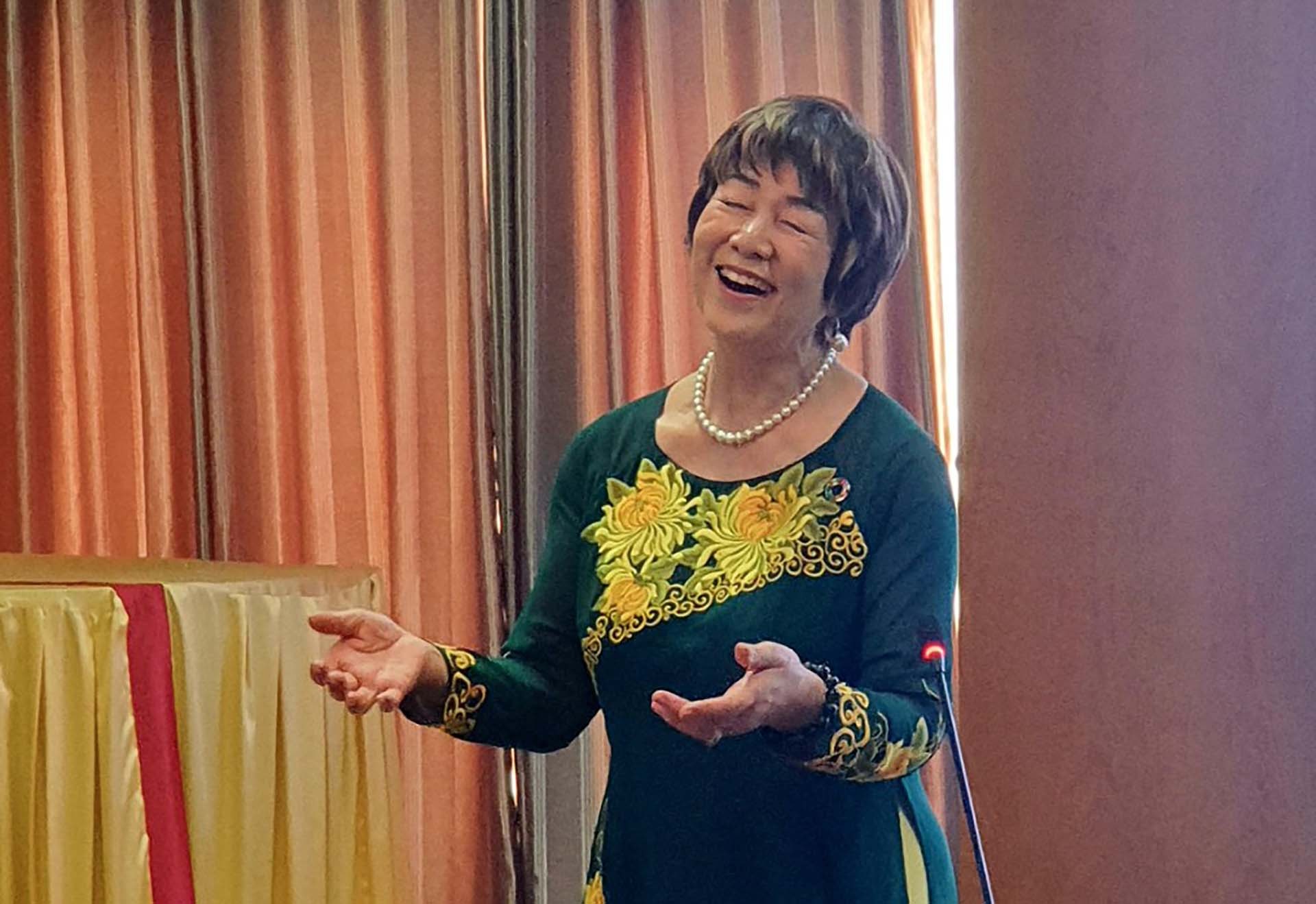 Bà Setsuko Ikeda hát bài “Diễm xưa” bằng tiếng Nhật trong buổi giao lưu. (Ảnh: Minh Hòa)