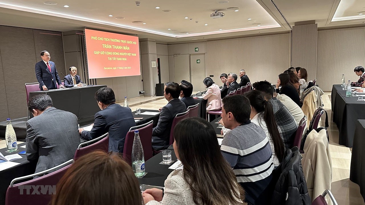 Phó Chủ tịch thường trực Quốc hội Trần Thanh Mẫn gặp mặt bà con cộng đồng người Việt tại Tây Ban Nha. (Nguồn: TTXVN)