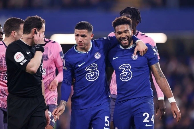 James cười tươi sau khi mang về quả phạt đền cho Chelsea (Nguồn: GI)