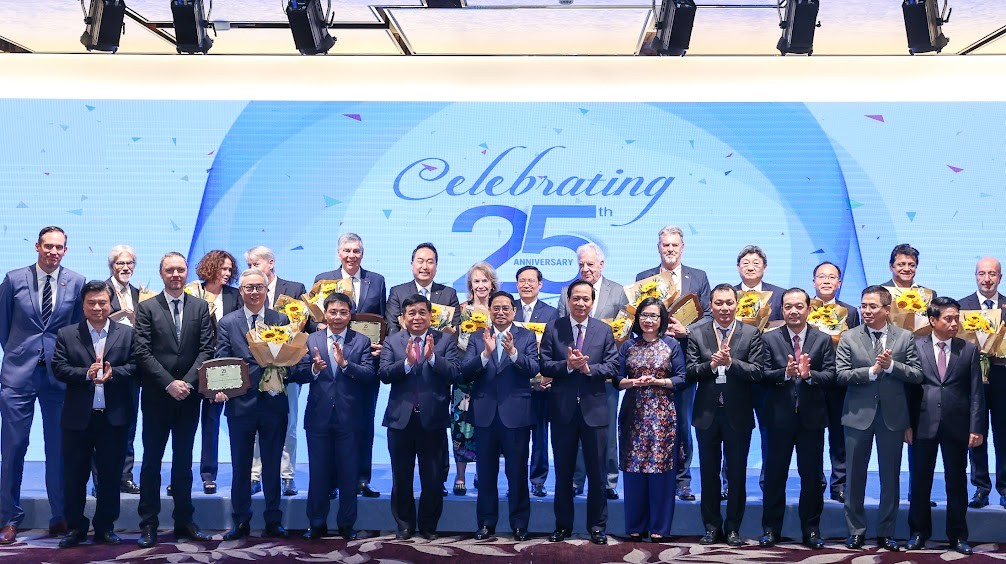 Cộng đồng doanh nghiệp đồng hành cùng Chính phủ Việt Nam trong thúc đẩy tăng trưởng xanh Thủ tướng Phạm Minh Chính: Kinh tế xanh cần được triển khai quyết liệt, lấy con người là trung tâm, chủ thể