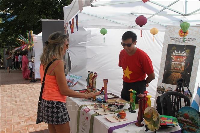 Sức hút văn hóa Việt tại hội chợ ASEAN ở Argentina Sức hút văn hóa Việt tại hội chợ ASEAN ở Argentina