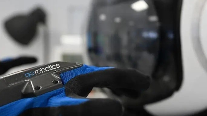 thieu nhan vien y te duc dung robot cham soc suc khoe nguoi gia