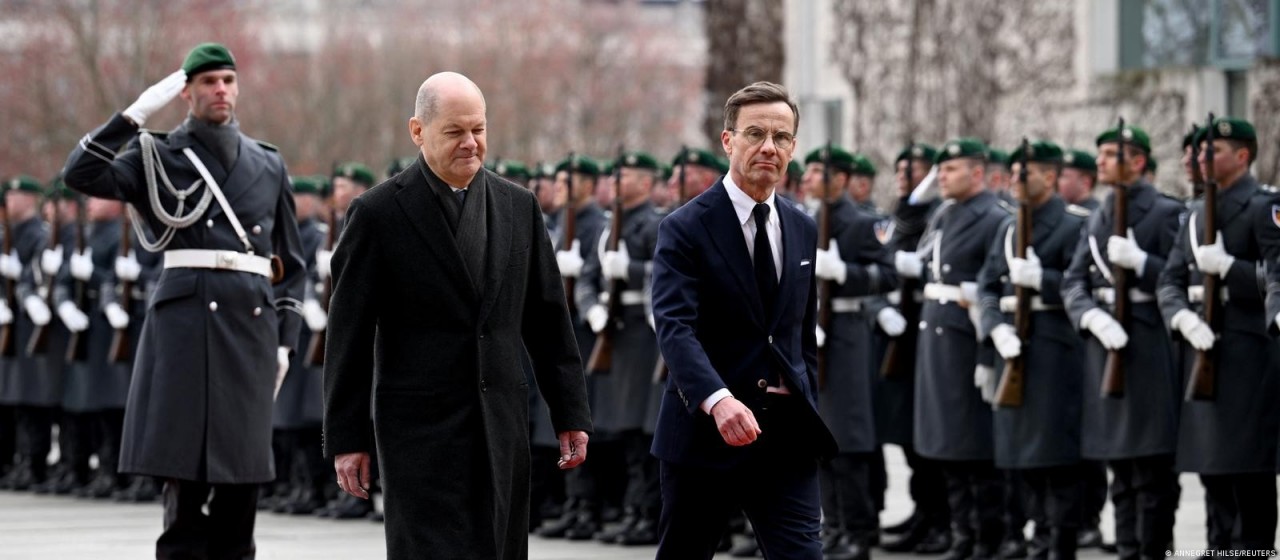 Ảnh ấn tượng tuần (13-19/3): Lính Ukraine bắn lựu pháo huyền thoại D-30, Tổng thống Nga Putin bất ngờ thị sát Mariupol, lời cầu hôn ở Donetsk