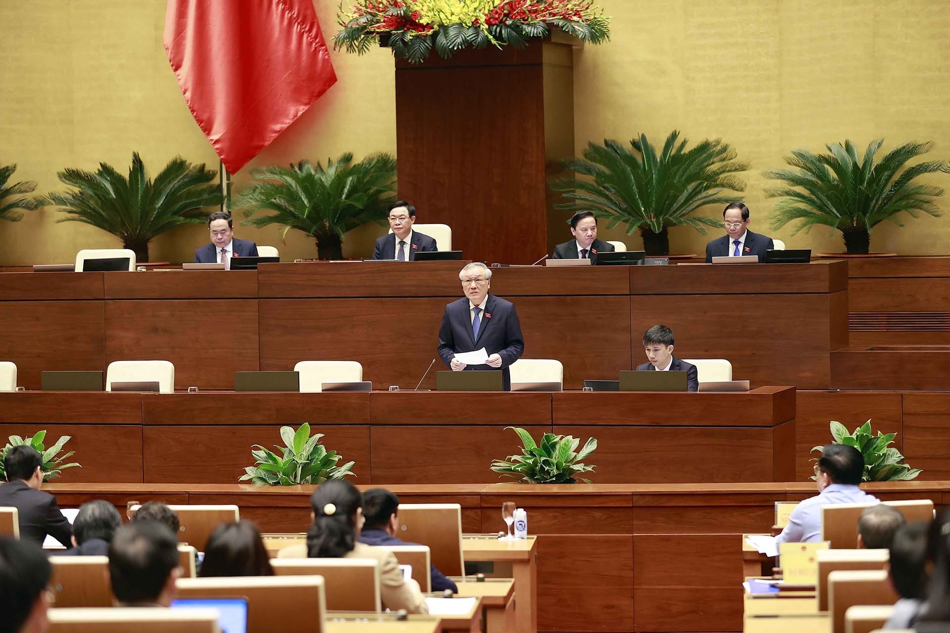 Chánh án Tòa án nhân dân tối cao Nguyễn Hòa Bình trả lời chất vấn. (Nguồn: TTXVN) Chánh án Tòa án nhân dân tối cao Nguyễn Hòa Bình trả lời chất vấn. (Nguồn: TTXVN)