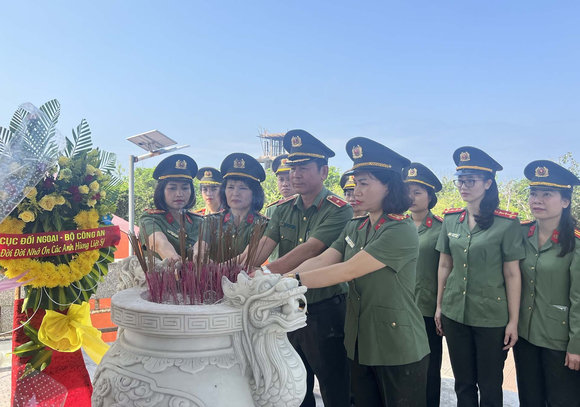 Thiếu tướng Nguyễn Văn Kỷ, Phó Cục trưởng Cục Đối ngoại - Bộ Công an cùng cán bộ, chiến sĩ dâng hương tại Tượng đài các anh hùng liệt sĩ trên Đảo Cồn Cỏ.