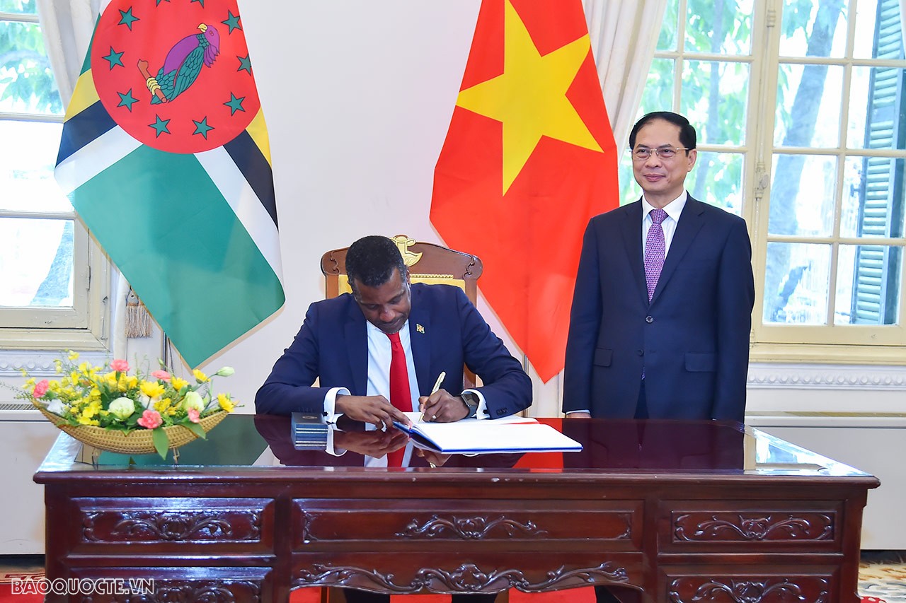 Bộ trưởng Ngoại giao Bùi Thanh Sơn đón, tiếp Bộ trưởng Ngoại giao Cộng đồng Thịnh vượng Dominica Vince Henderson