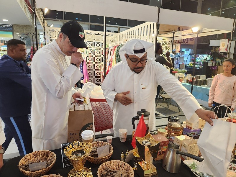 ột khách hàng đến với gian sản phẩm của Việt Nam đang được anh Luai tiếp đón ột khách hàng đến với gian sản phẩm của Việt Nam đang được anh Luai tiếp đón