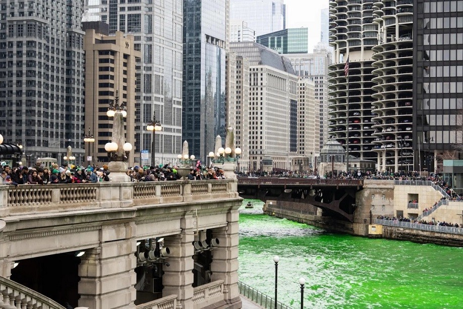 Ngày Thánh Patrick được tổ chức cuối tuần qua. Đây là ngày lễ tôn vinh Thánh Patrick - vị thánh bảo hộ và cũng là người truyền giảng Kitô giáo tới Ireland. Nhiều hoạt động được tổ chức nhằm tôn vinh văn hóa Ireland diễn ra dịp này. Không chỉ người dân Ireland mà một số quốc gia trên thế giới, trong đó có Mỹ, cũng kỷ niệm ngày Thánh Patrick. Một trong số những hoạt động nổi bật là nghi thức nhuộm màu sông Chicago, phía đông bắc bang Illinois.