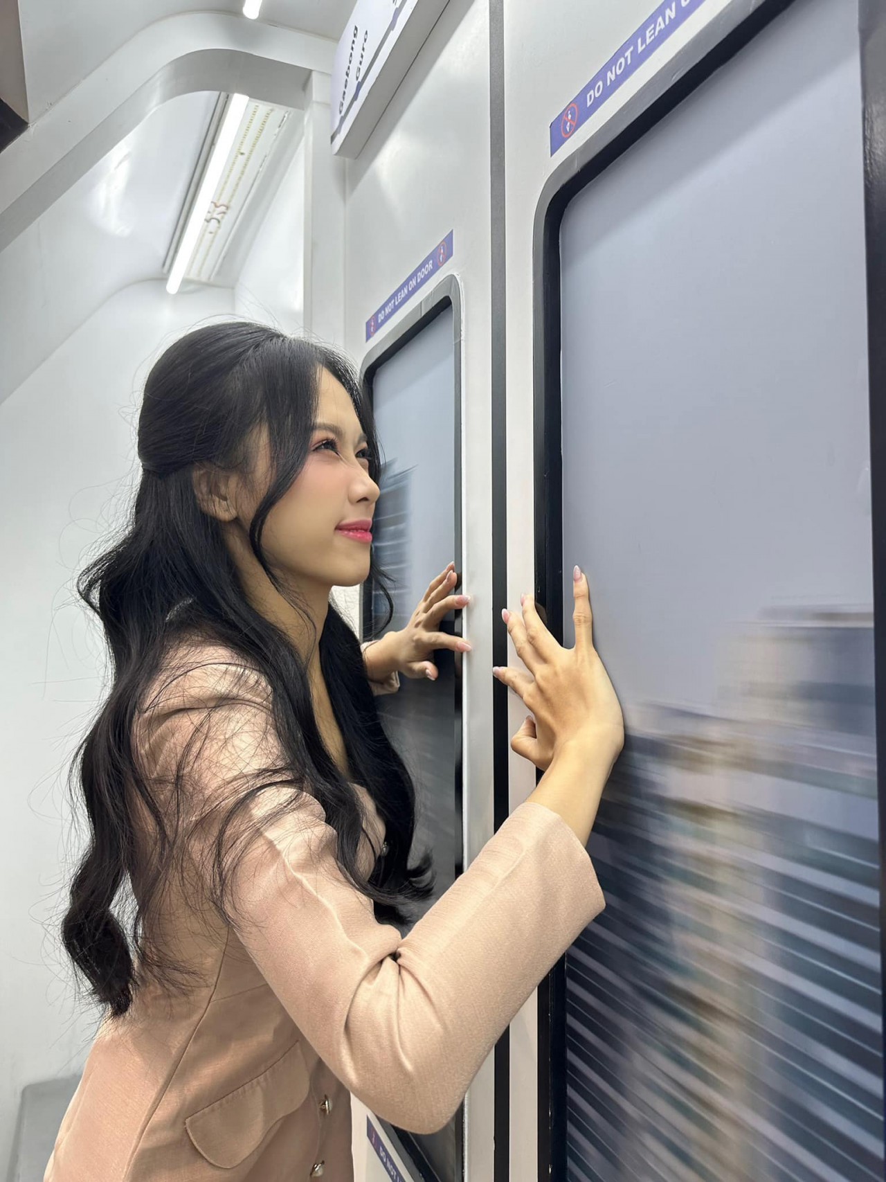 Thời trang thanh lịch của Á hậu Lê Nguyễn Ngọc Hằng