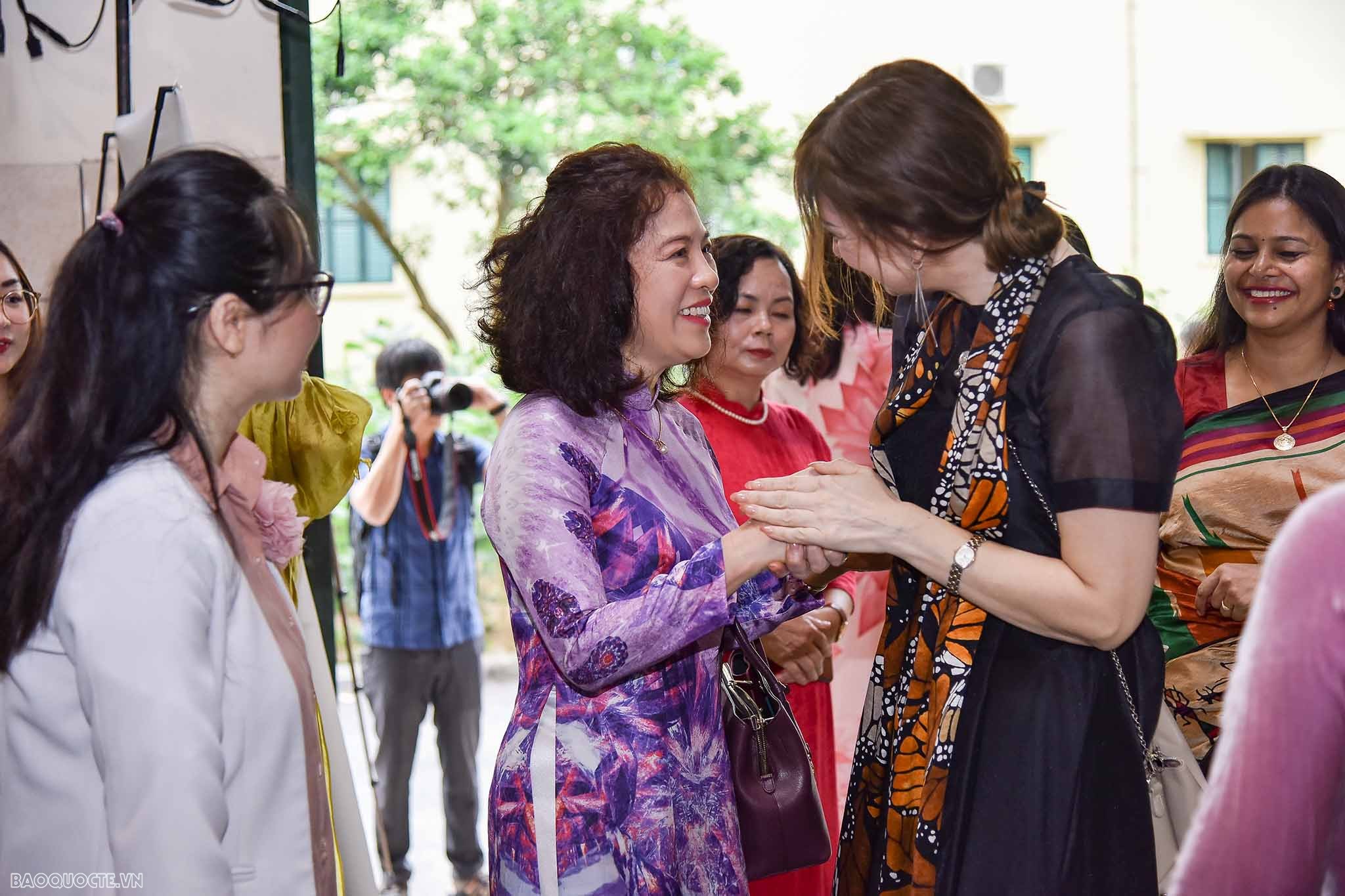 Các nhà ngoại giao nữ nước ngoài tại Việt Nam trải nghiệm dệt tơ tằm