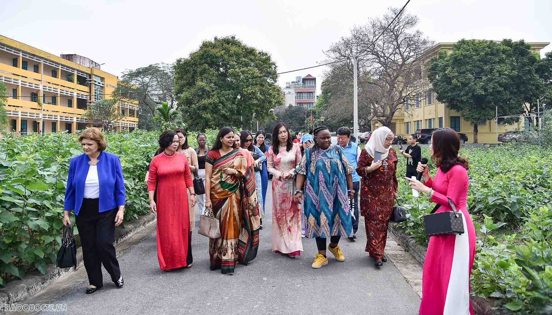 Các nhà ngoại giao nữ tại Việt Nam trải nghiệm dệt tơ tằm Các nhà ngoại giao nữ nước ngoài tại Việt Nam trải nghiệm dệt tơ tằm