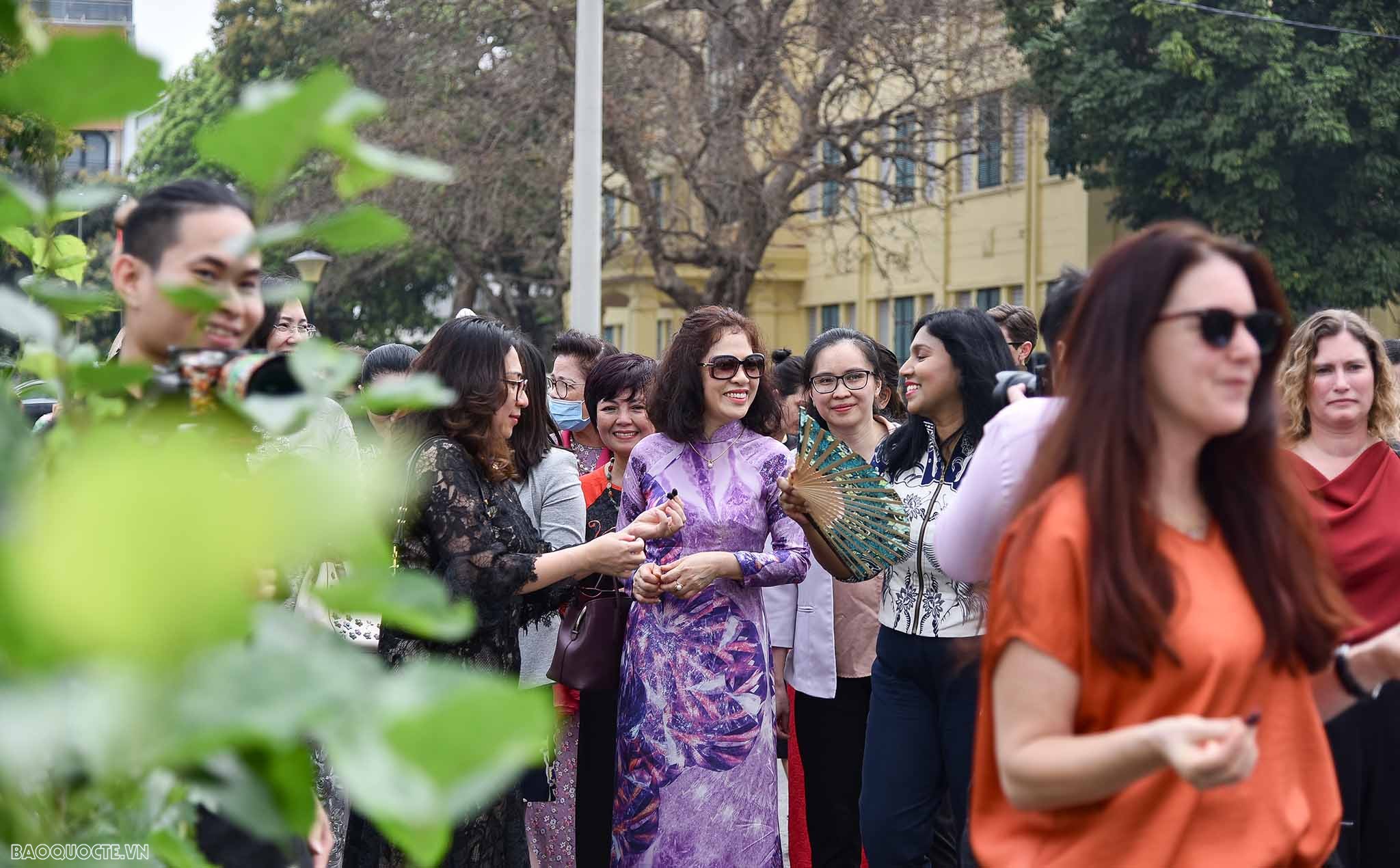 Các nhà ngoại giao nữ tại Việt Nam trải nghiệm dệt tơ tằm Các nhà ngoại giao nữ nước ngoài tại Việt Nam trải nghiệm dệt tơ tằm