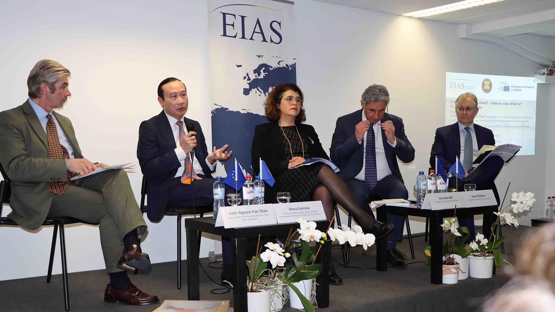 hop tac thuong mai dong luc thuc day quan he aseaneu