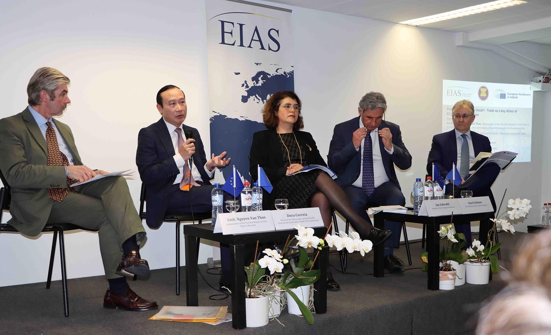 Đại sứ - Trưởng Phái đoàn Việt Nam tại Bỉ và bên cạnh Liên minh châu Âu Nguyễn Văn Thảo phát biểu tại hội thảo.