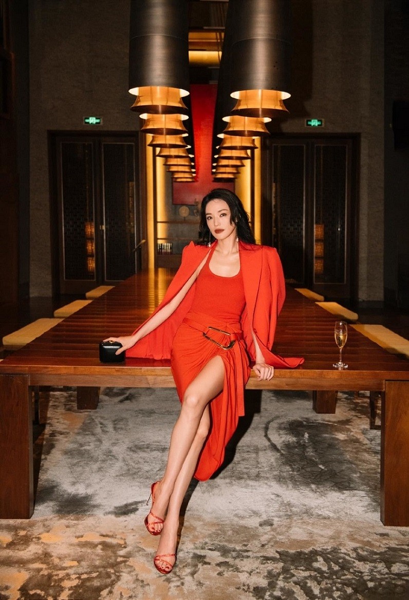 Người đẹp 'không dấu vết thời gian' Thư Kỳ rạng rỡ xuất hiện tại sự kiện thời trang