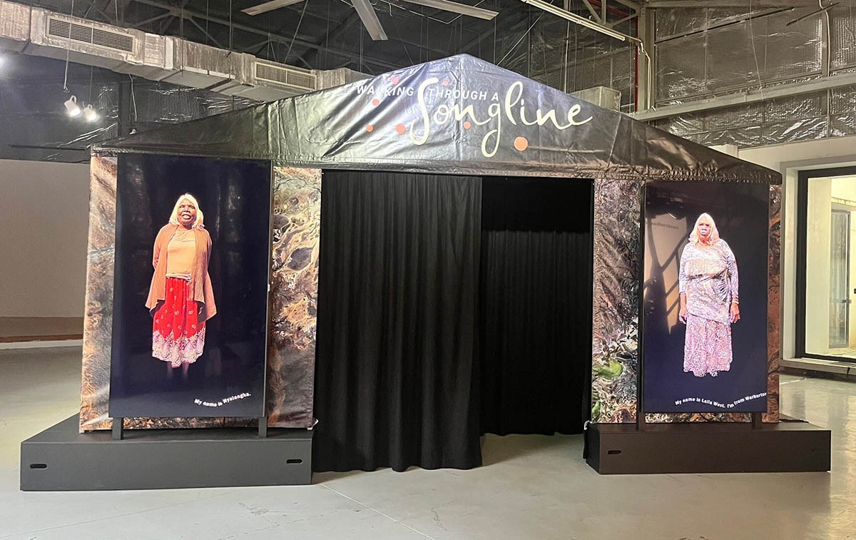 Đi khắp lục địa Australia với Triển lãm Bước qua một khúc đường ca