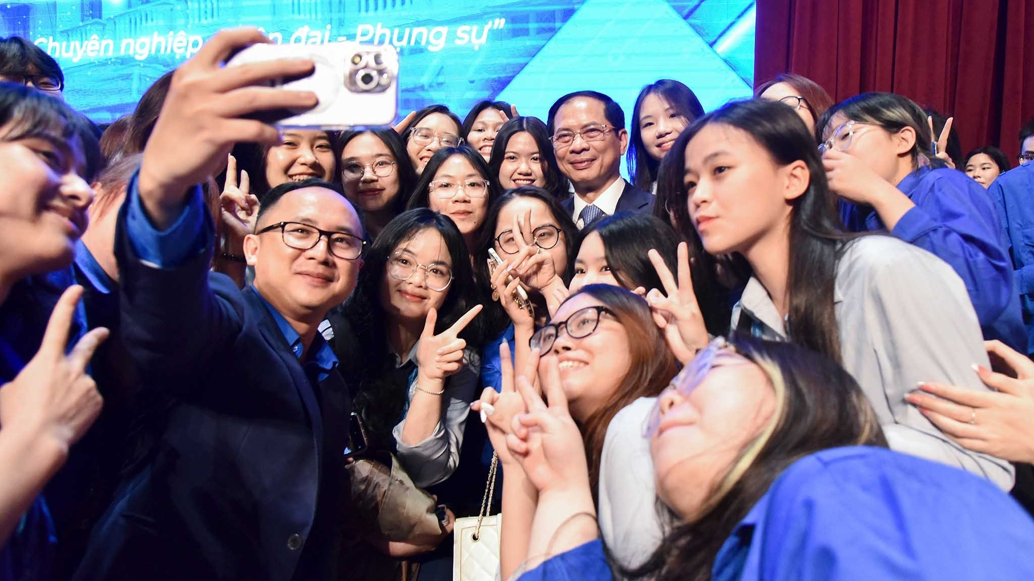 thanh nien ngoai giao trong ky nguyen moi trach nhiem ban linh va khat vong tien phong doi moi sang tao