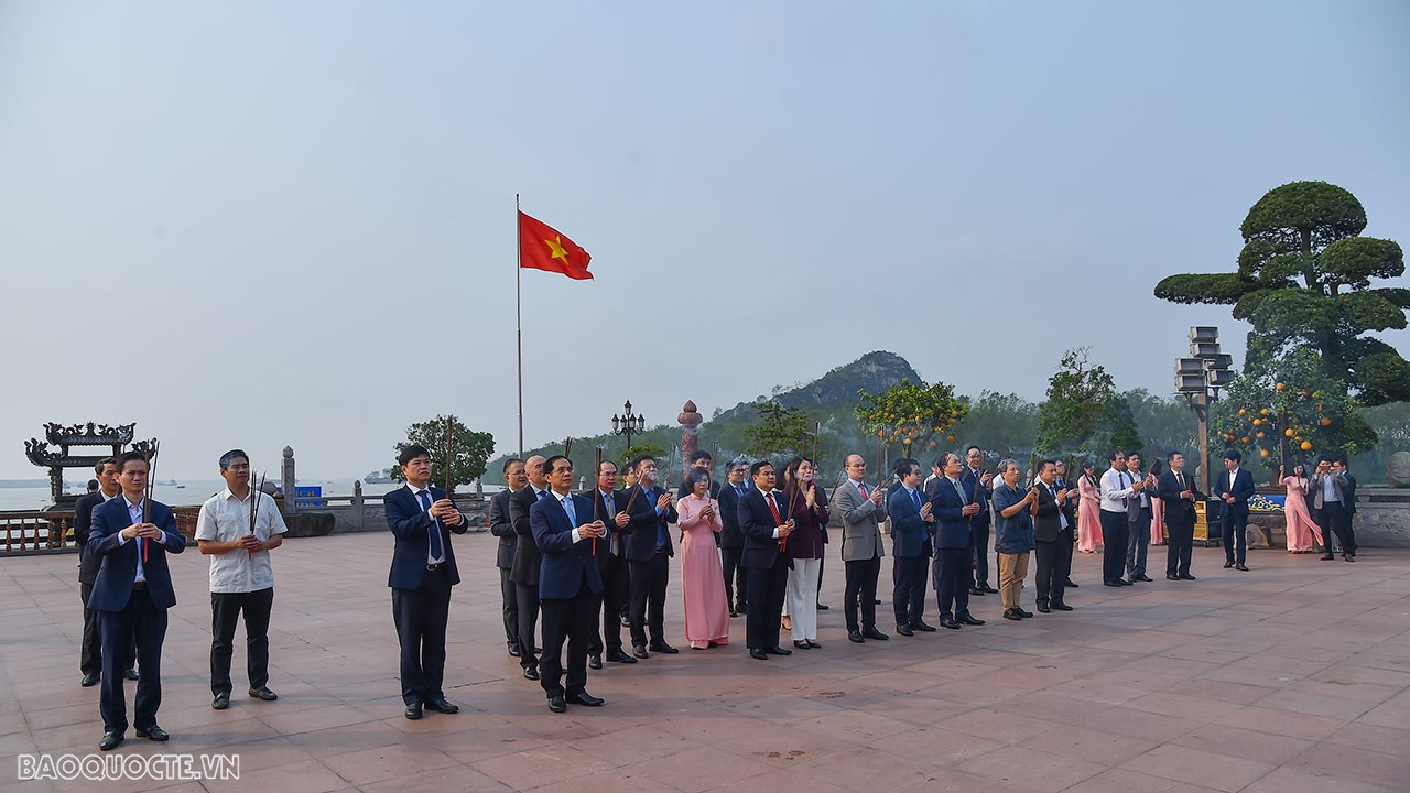 Bộ trưởng Ngoại giao Bùi Thanh Sơn dâng hương tại Khu di tích Bạch Đằng Giang