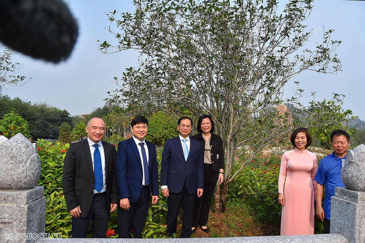 Bộ trưởng Ngoại giao Bùi Thanh Sơn dâng hương tại Khu di tích Bạch Đằng Giang