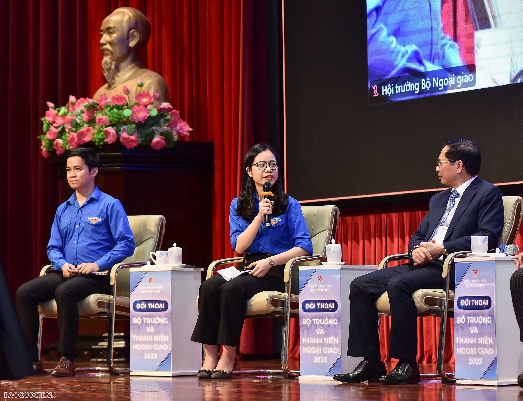 Chùm ảnh Bộ trưởng Bùi Thanh Sơn  đối thoại với thanh niên ngoại giao