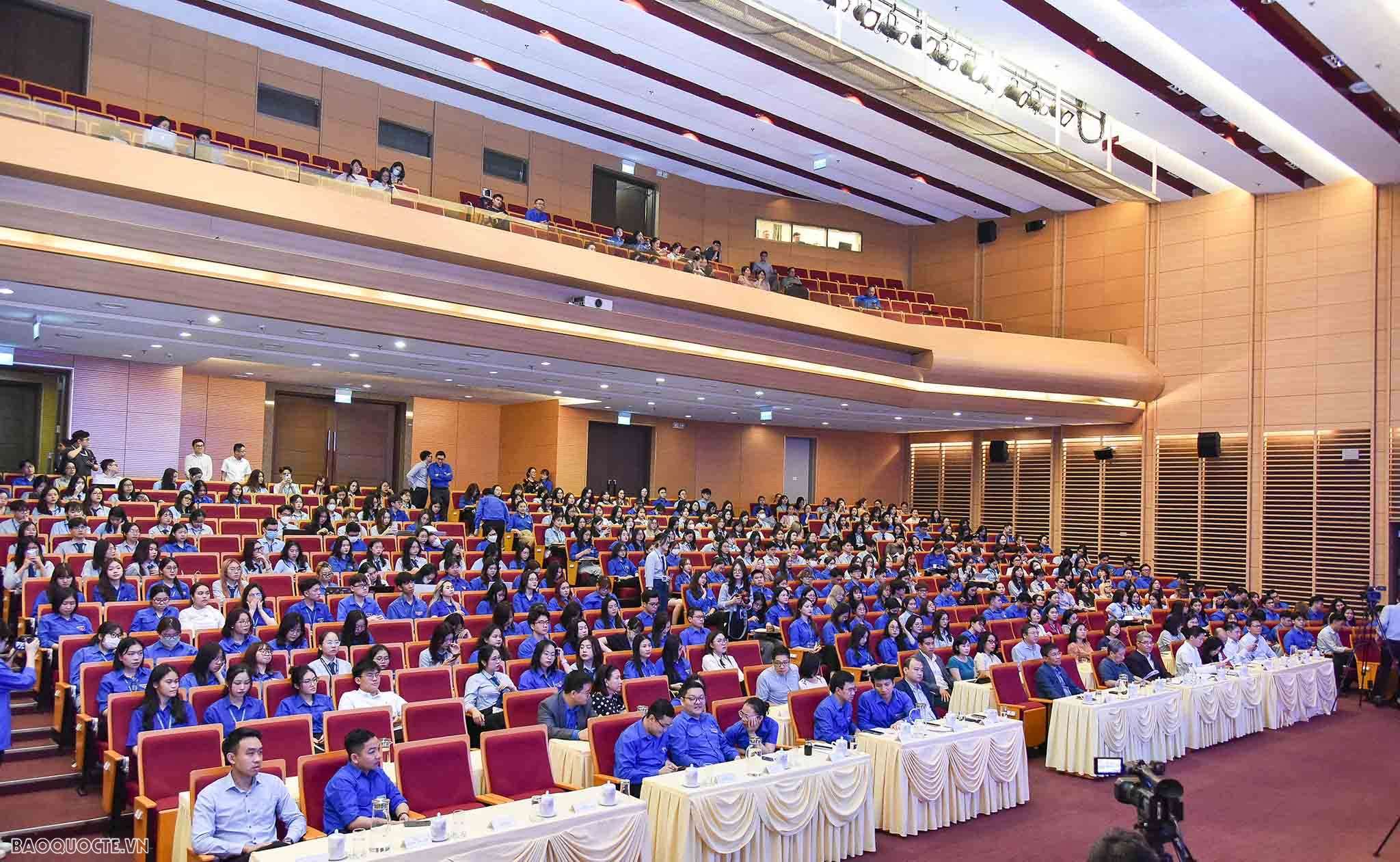 Chùm ảnh Bộ trưởng Bùi Thanh Sơn đối thoại với thanh niên ngoại giao